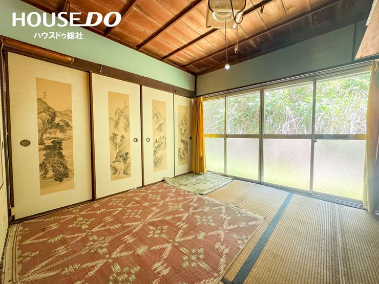 大きな窓から緑が見え、自然を感じながら過ごせるお部屋です♪
イグサの香りで癒されてください♪