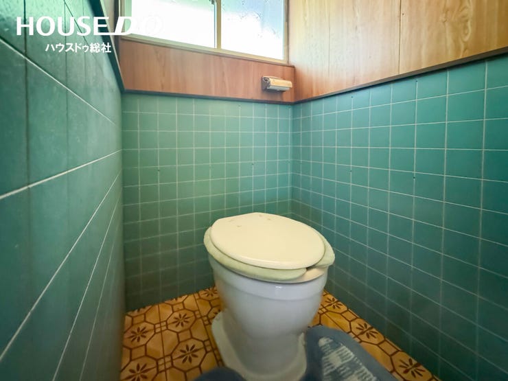 青緑のタイルが印象的な、レトロ感のあるトイレです◎
リフォームをして自分好みのおトイレへ・・・☆
リフォームもハウスドゥ総社にお任せください!!