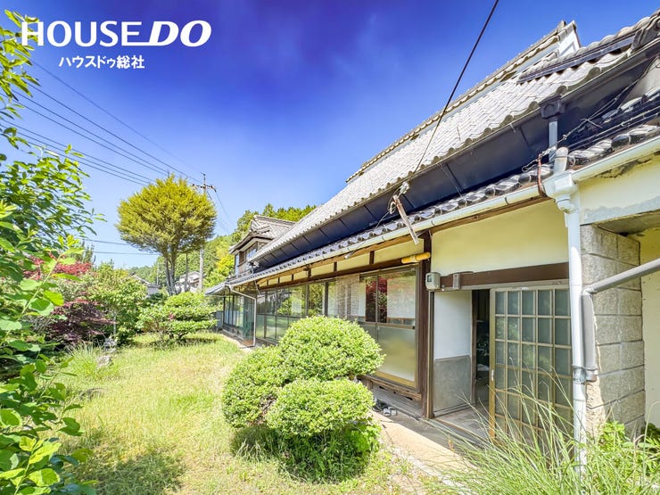 縁側と庭がつながる、昔ながらの落ち着いた外まわり♪
庭づくりや家庭菜園など、広い敷地の活用を想像できますね♪