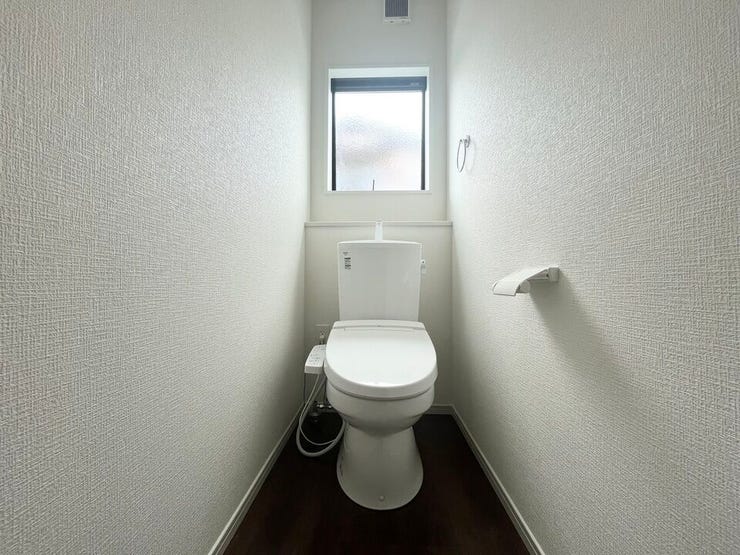 温水洗浄便座付きで、毎日快適に使える清潔感のあるトイレです。