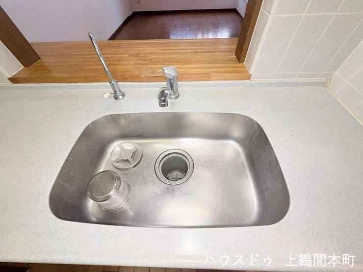洗剤やスポンジも置きやすい便利な設計