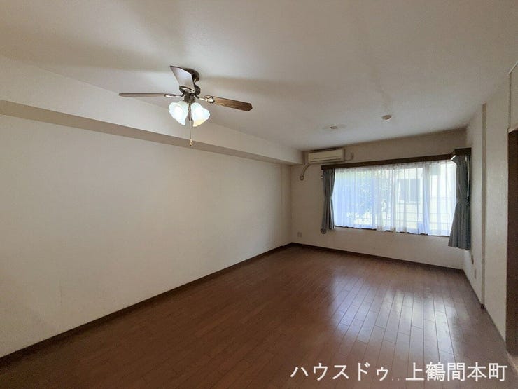 大きな窓からたっぷり光が入る明るい室内