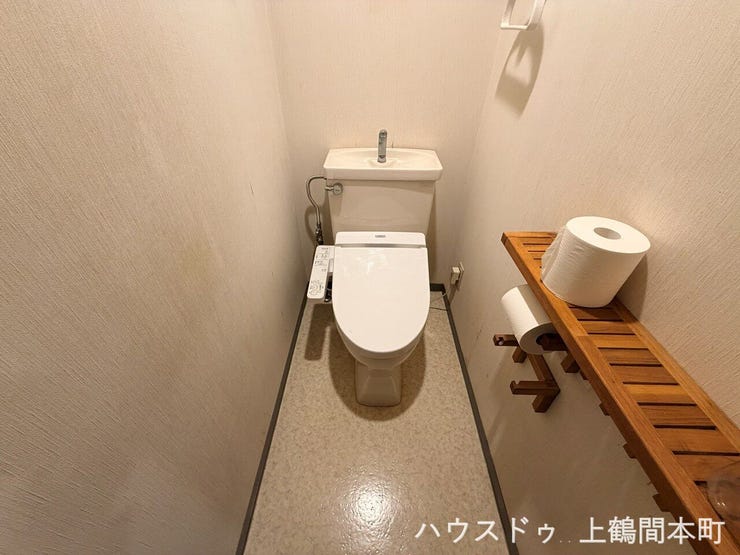 明るく清潔感のあるレストルーム。