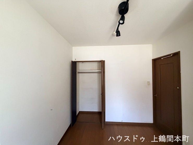 木目調フローリングが温かみを演出しています。
