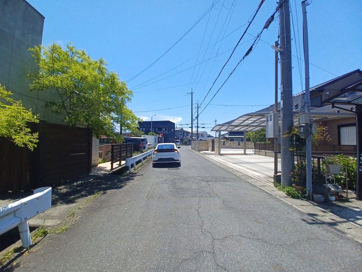 前道道路約6mございます。見通しもよく安心です♪