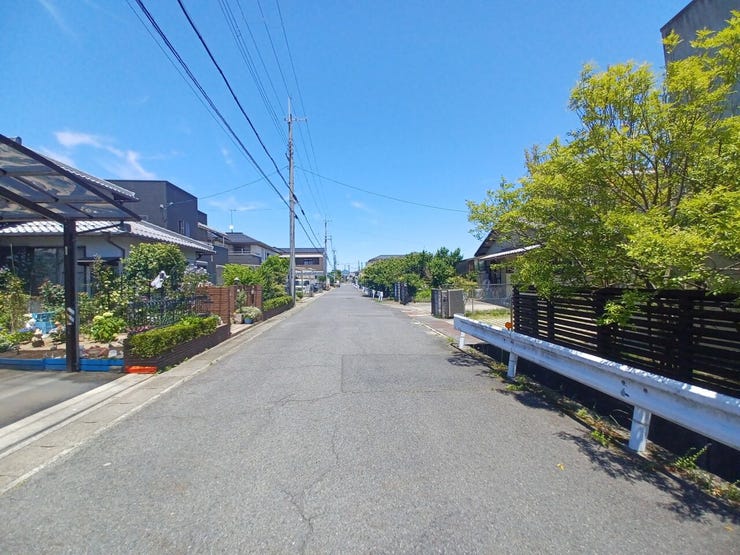 広々とした前面道路で開放的です。