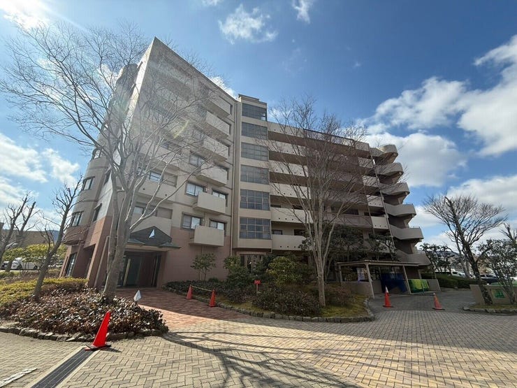 優雅で広大な敷地を誇るマンション。開放感あふれる環境に緑やゆとりある共用スペースが整い、上質な暮らしを提供します。静寂と快適さを兼ね備えた贅沢な住空間です。