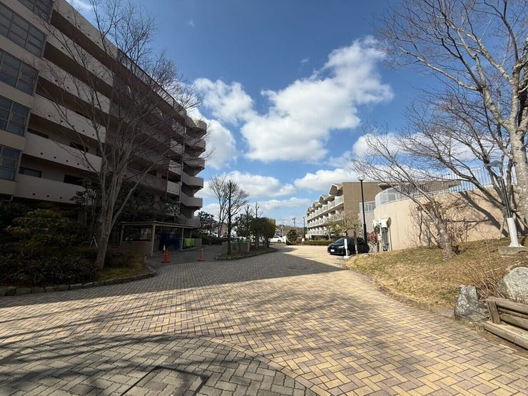 お客様が車で訪れても安心の、十分な駐車スペースを確保。広々とした駐車場で、ゆとりを持ってお車を停めていただけます。