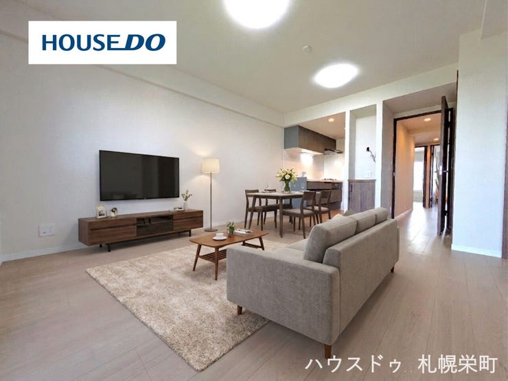 【リビング】
■LDK(約13.3帖)■
広くゆったりと家族揃って寛げるLDK。毎日の始まりと終わりをここで迎える大切な空間はいつでも心地良い空気感です。
※画像は加工を施しております。