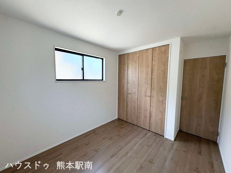 ■洋室■
明るい陽射しが差し込む心地よい洋室です
ゆったりとくつろげる快適なプライベート空間です