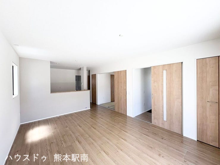 ■リビング■
家族が自然と集まる開放感あふれるリビングです
ゆったりとした時間を心地よくお過ごしいただけます