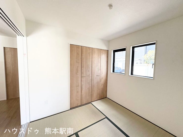■和室■
やさしい畳のぬくもりに包まれた落ち着きのある和室です
家族のくつろぎや来客用として幅広く活躍します