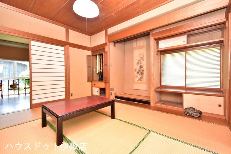 上谷口町 中古戸建 【和室6帖】
床の間や仏間があり和の趣ある室内