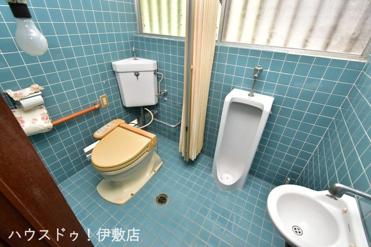 上谷口町 中古戸建 【トイレ】
男子小便器付きのトイレ