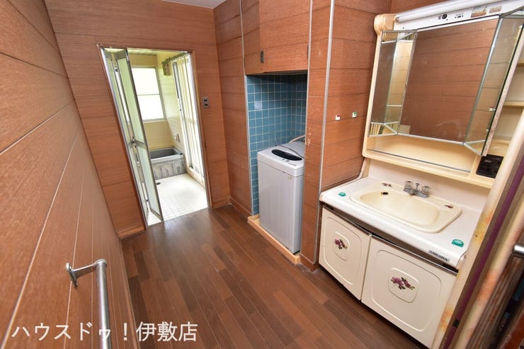 上谷口町 中古戸建 【洗面所】
広々とした洗面所には洗濯機置場や洗面所がついております