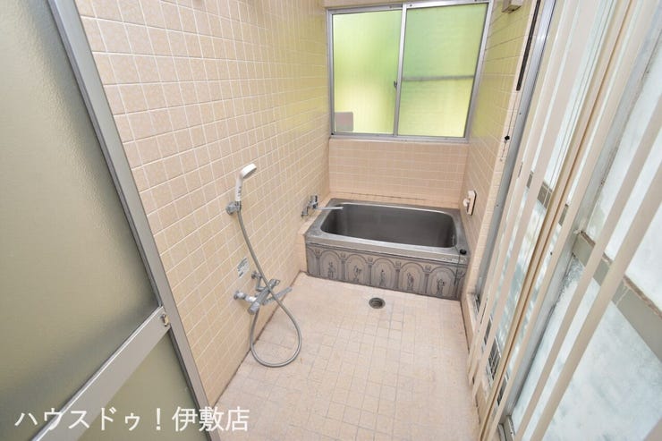 上谷口町 中古戸建 【浴室】
弊社にて無料でリフォーム見積もり致します。ワンストップサービスで物件の購入からリフォーム工事まで弊社にお任せ下さい。