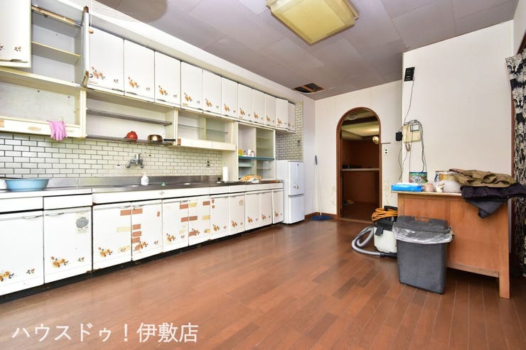 上谷口町 中古戸建 【リビング】
弊社にて無料でリフォーム見積もり致します。ワンストップサービスで物件の購入からリフォーム工事まで弊社にお任せ下さい。