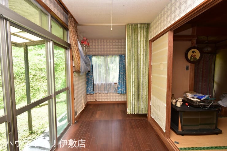 上谷口町 中古戸建 【縁側】
椅子を置いて外の景色を見ながらゆっくりと過ごせます