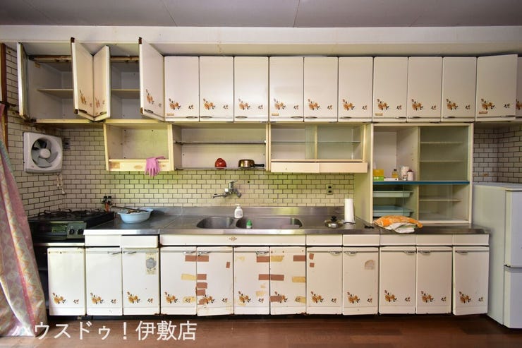 上谷口町 中古戸建 【キッチン】
横幅のあるキッチン。吊戸棚付きで収納力あり