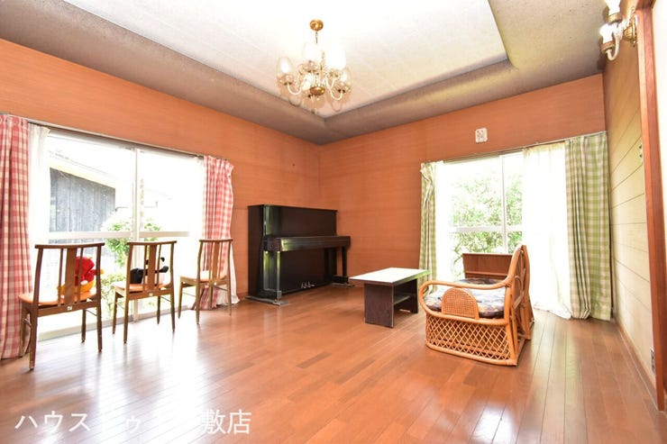 上谷口町 中古戸建 【洋室】
広々とした洋室。玄関近くにあり客間としても使用可能です