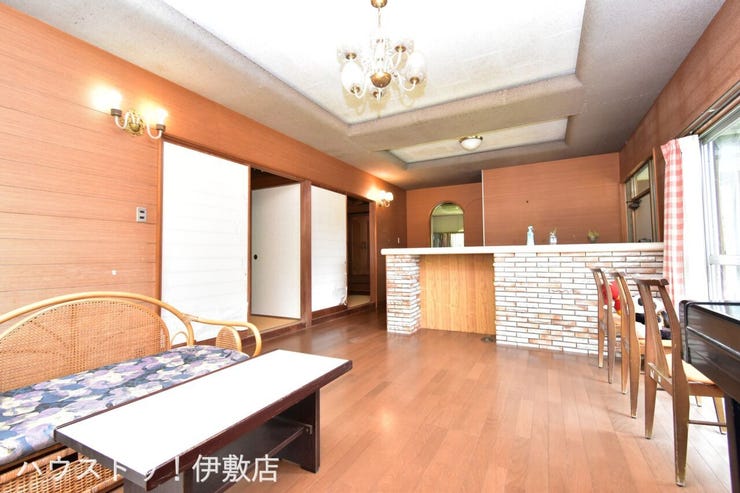 上谷口町 中古戸建 【洋室】
2方向に掃き出し窓があり、部屋の奥まで光が入りやすい洋室