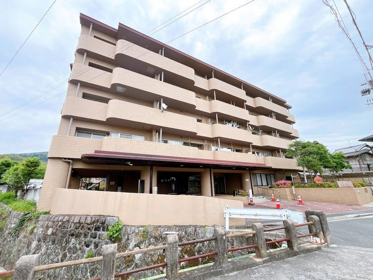 住宅地のため周辺は車の通行量も少なく、通期・登園・通学・ショッピングなど日々の往来も快適です。