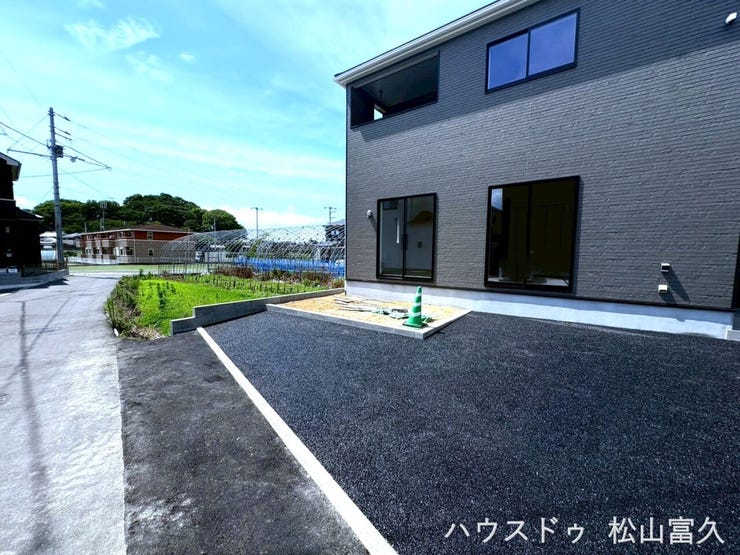 外観の一部として目立つ場所に設置された防犯カメラが、住まいの安全を24時間見守ります。専用アプリでスマホから映像確認が可能な最新仕様で、ご家族の安全と大切な資産を守る心強いパートナーとなります。