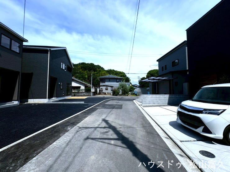 前面道路は幅員4mの公道で、アスファルト舗装が整備されており通行しやすく安心です。南側と東側の2面が道路に面しているため陽当たりや通風が良好で、開放感のある角地のような住環境が確保されています。