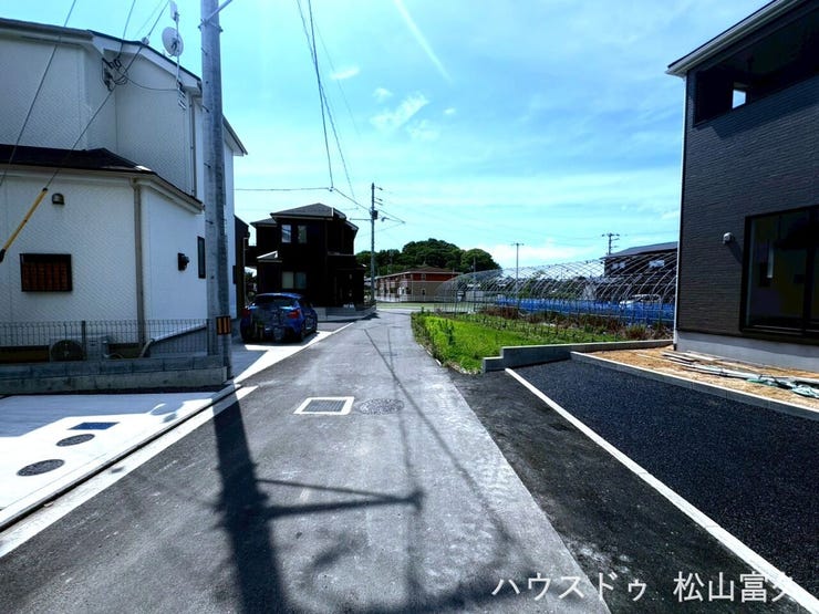 幅員4mの整備された公道に面しており、車の出し入れもスムーズに行えます。閑静な住宅街のため交通量が少なく落ち着いた環境です。南側および東側が道路に接しているため、採光や風通しも確保しやすい好立地です。