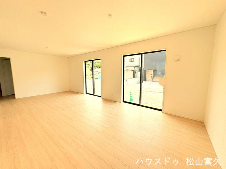 大きな窓から自然光が差し込む明るい空間です。家族がゆったり集まれる広さを確保しており、日々の団らんやリラックスしたひとときを心地よく過ごせる、住まいの中心となる場所です。