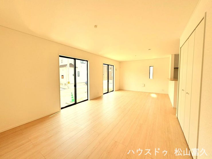 飽きのこないシンプルな内装で、どんな家具とも調和しやすいリビングダイニングです。落ち着いた色合いが心身をリラックスさせ、日々の疲れを癒やす安らぎの拠点として家族を支えます。