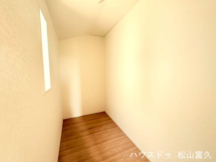 大容量のウォークインクローゼットを完備しています。衣類やバッグだけでなく、季節家電や寝具などもまとめて整理できるため、各部屋の居住スペースを広く有効活用でき、快適な住環境を維持できます。