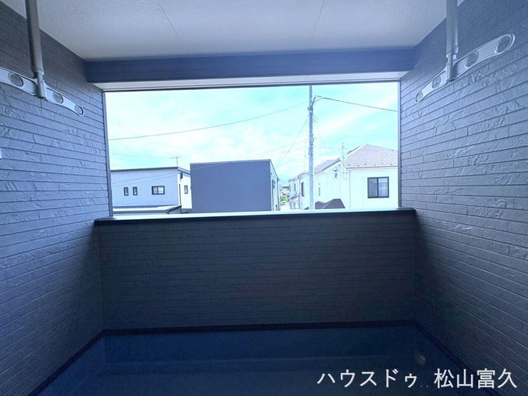 ルーフバルコニーが設けられており、開放感にあふれたプライベートな空間として活用できます。洗濯物を干すのはもちろん、ちょっとした休憩や趣味のスペースとしても心地よく過ごせる、魅力的な設計です。