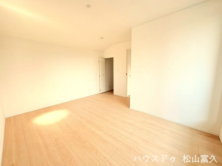 一日の疲れをゆっくり癒やせるよう、落ち着いた色合いでまとめた心安らぐ空間です。静かな環境を整えており、プライベートな時間を大切にできる、上質で快適な寝室として設計されています。