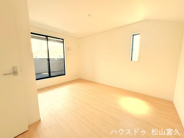ゆとりある広さを確保し、大型ベッドを置いてもスムーズな動線を維持できるレイアウトです。充実した収納により、季節ごとの寝具や衣類も整理しやすく、いつも整った快適な室内を保つことができます。