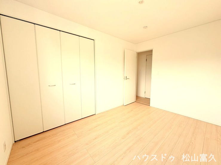 各子ども部屋は、ライフステージの変化に合わせて家具の配置を自由に変更できるよう、広さを確保したシンプルな設計です。集中して学習に取り組む個室としてはもちろん、趣味の部屋としても心地よく過ごせます。