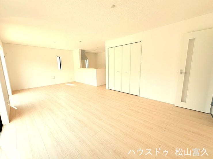 リビングとダイニングが一体となった設計で、家具の配置次第でライフスタイルに合わせた使い方が可能です。キッズスペースや趣味のコーナーなど、家族の成長に合わせて柔軟に対応できる住まいです。