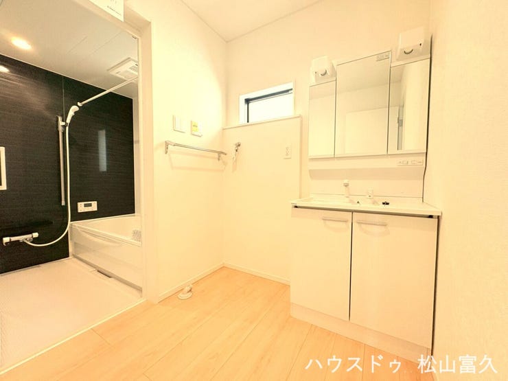 洗面脱衣所は清潔感のあるシンプルで使いやすい空間です。シャワー付洗面化粧台を備えており、毎朝の洗顔や身支度もスムーズ。水回りを機能的にまとめることで、毎日の家事効率が高まる快適な動線を確保しています。