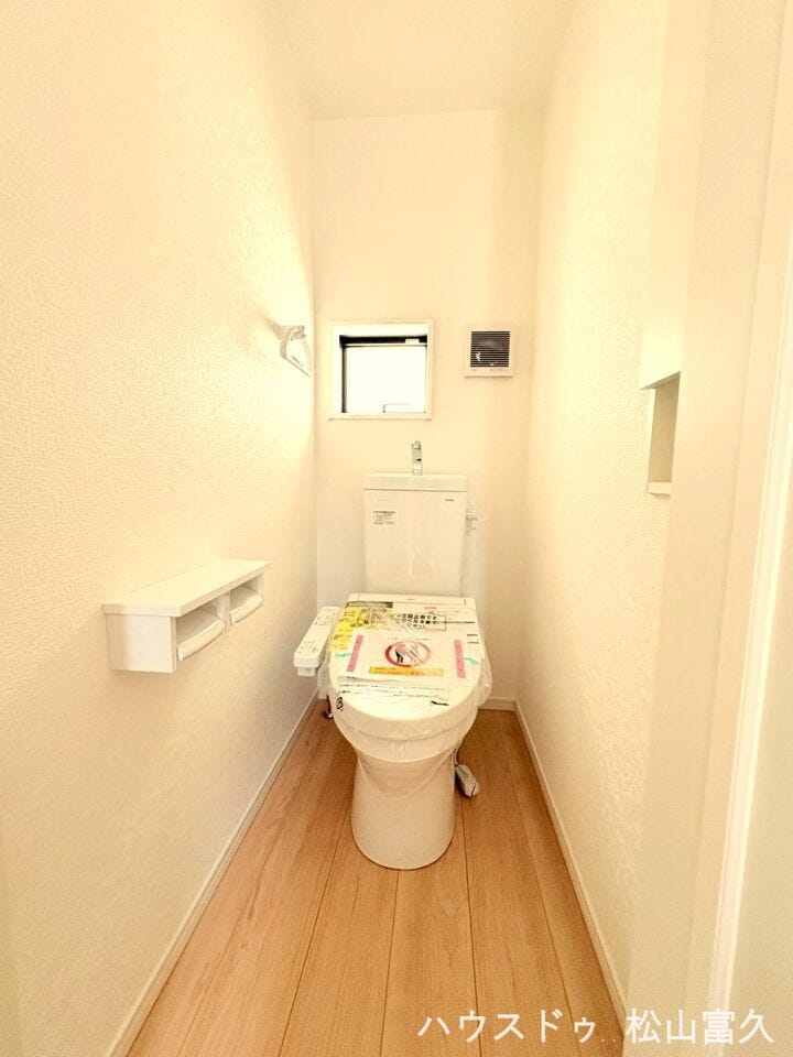 清潔感のあるシンプルで使いやすいデザインで、温水洗浄便座を標準装備しています。リビングの近くに配置されているため、家族はもちろん、来客時にも気兼ねなく利用でき、快適な生活動線を確保しています。