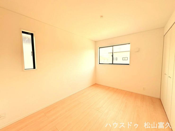 ドアの位置や収納の配置を工夫し、それぞれの居室の独立性を高めました。一人の時間を大切にしたい時や集中して勉強したい時にも、落ち着いて過ごせるプライベートな空間として、お子様の自立心を育みます。