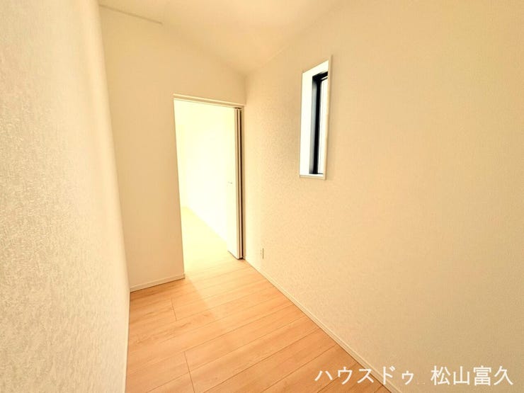 通路部分を効率的に確保することで、着替えの動作も快適。整理整頓がしやすく、寝室や脱衣所との動線を意識した便利な収納空間です。