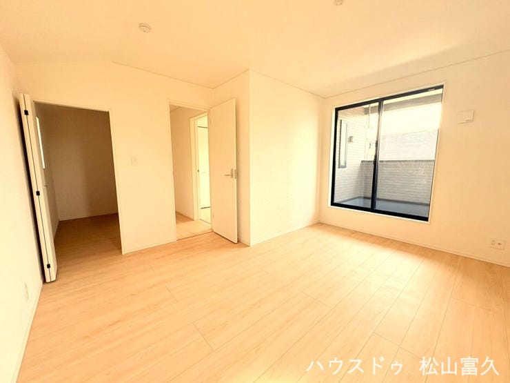 採光と通風に配慮した窓の配置により、明るく爽やかな朝の目覚めを促します。外の気配を感じつつもプライバシーを確保した設計で、一日を通して心地よい空気が循環する、健やかで開放感のある寝室を実現しました。