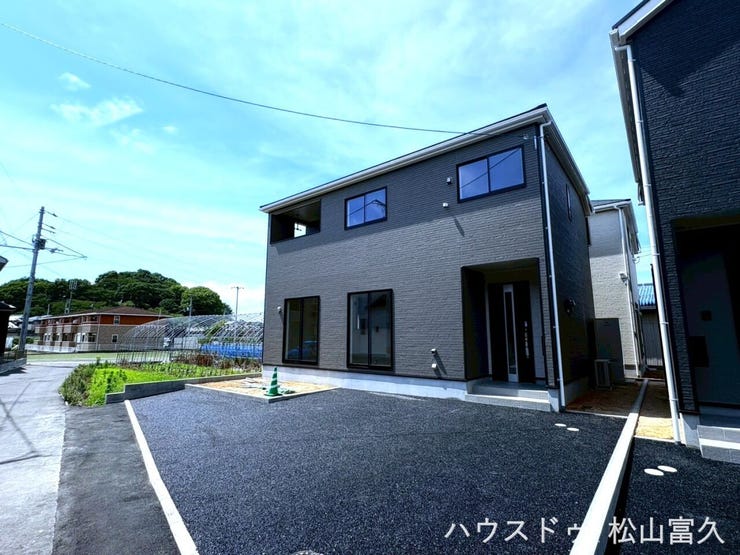外壁にはケイミュー社のコーティング加工が施された建材を採用しています。優れた防汚効果により、雨水で汚れが落ちやすく、長期間にわたって美しい外観を維持できるため、外壁メンテナンスの手間も軽減します。