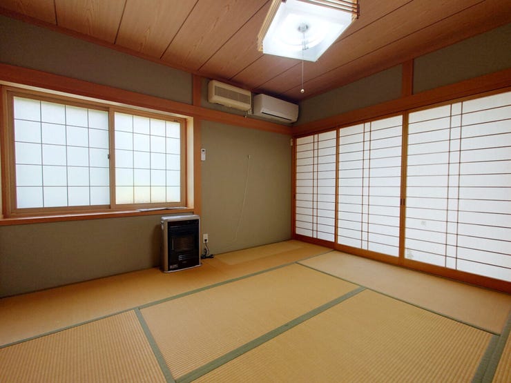 室内(2026年5月)撮影
◎現地案内予約受付中!◎
リラックスするのはもちろん、障子から優しく広がる自然光のなかで、読書や趣味の時間を過ごすのにもピッタリなプライベート空間です♪