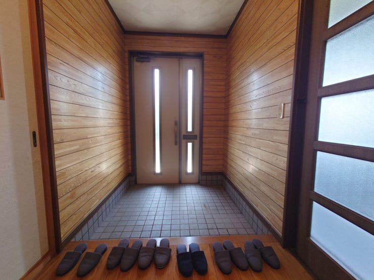 室内(2026年5月)撮影
◎現地案内予約受付中!◎
複数人が同時に靴を脱ぎ履きしても余裕がある広さなので、朝の忙しい時間帯や、小さなお子様がいるご家庭、来客の多い日でも快適にお使いいただけます◎