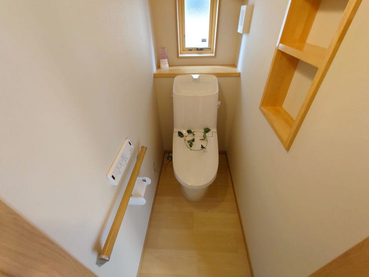 室内(2026年8月)撮影
◎本日案内可能◎
トイレには手すりを設けており立ち座りをサポートしてくれます◎