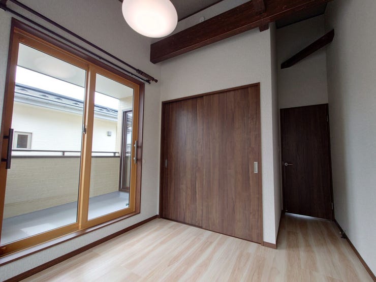 室内(2026年8月)撮影
◎本日案内可能◎
2方向から光が届く明るい室内に、引き戸タイプの収納を完備!空間を無駄なく活用できます!