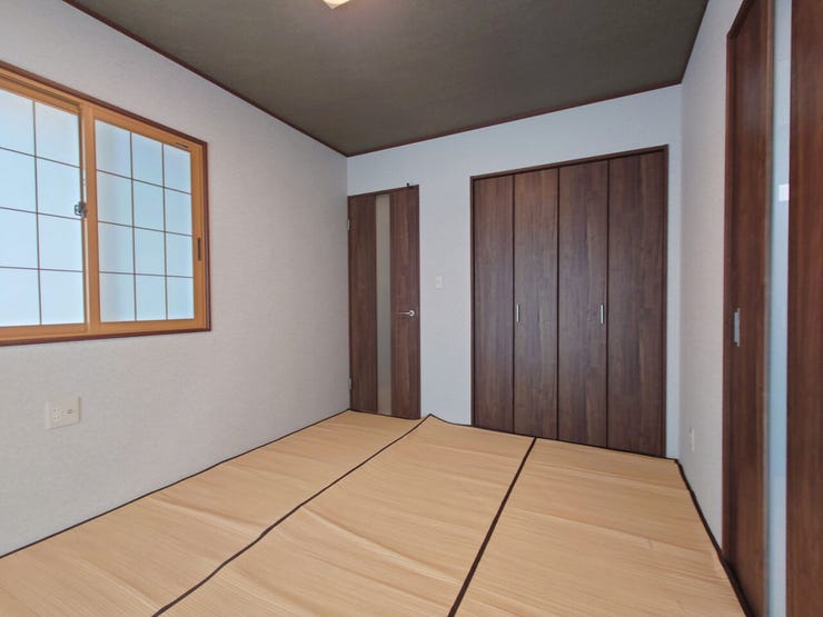 室内(2026年8月)撮影
◎本日案内可能◎
リビングと廊下から出入りできる和室は、リビングの延長スペースとしてはもちろん、客間やプライベートな個室としても大活躍!