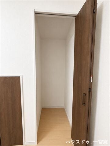 ※居住中につき室内を CG にて物消しをしたものです。
【リビング】細々とした物から大きな物までしまっておけます。物が増えがちなリビングですが、スッキリ片づける事が出来ます。