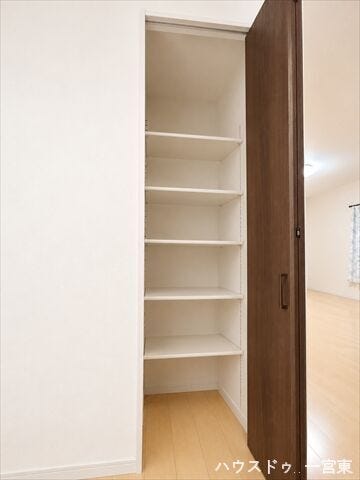 キッチン横には収納スペースがあり、ストック品などたくさん収納可能◎キッチンもすっきりとお使いいただけます。